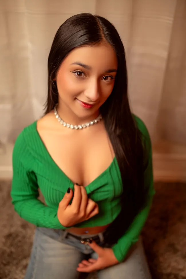 Retrato de modelo con blusa verde